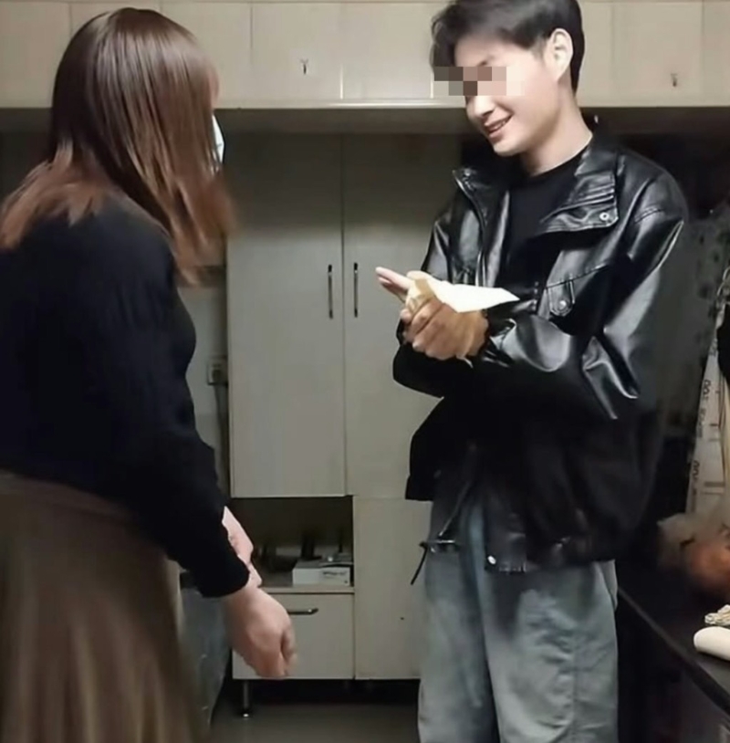 有传“皮衣哥”因事件曝光而与未婚妻解除婚约。